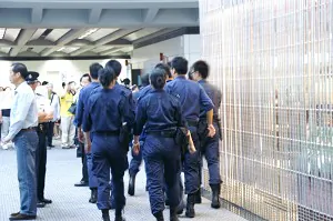 Police in Hong Kong airport during the deportation of hundreds of Taiwanese Falun Gong practitioners from Hong Kong Airport. (Photo courtesy of Sound of Hope Radio)