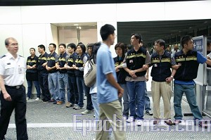 Customs officials form a human wall to prevent Falun Gong practitioners from entering Hong Kong. (The Epoch Times) Customs officials form a human wall to prevent Falun Gong practitioners from entering Hong Kong. (The Epoch Times)
