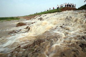 Huai River was hit by the worst flood in more than 50 years. Photo of dykes being breached at Qiujia Lake in Anhui Province to control flood waters. (Epoch Times Archive)