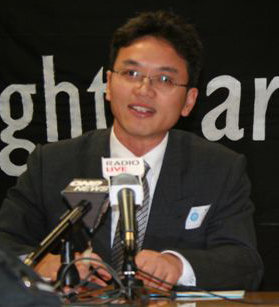 Former Chinese diplomat Chen Yonglin reveals a kidnapping by the Chinese regime of a New Zealand woman in 2005 at a press conference in Wellington, July 18, 2007. Chen defected from the Chinese Consulate-General in Sydney the same year. (The Epoch Times)