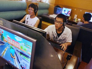Chinese students play online computer games at an Internet café in Hangzhou, (Mark Ralston/AFP/Getty Images)