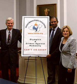 On Sept. 20, 2007, David Kilgour (L), member of CIPFG and former Canadian Secretary of State (Asia-Pacific); Keith Ware (middle), CIPFG representative; and Congresswoman Ileana Ros-Lehtinen (R), at the press conference held in the Rayburn House Office Building. (The Epoch Times) On Sept. 20, 2007, David Kilgour (L), member of CIPFG and former Canadian Secretary of State (Asia-Pacific); Keith Ware (middle), CIPFG representative; and Congresswoman Ileana Ros-Lehtinen (R), at the press conference held in the Rayburn House Office Building. (The Epoch Times)