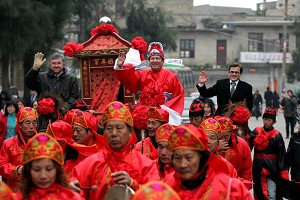 Among the groom's procession are three Caucasians riding on horses. (The Epoch Times)