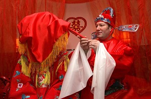 The groom unveils the bride. (The Epoch Times) The groom unveils the bride. (The Epoch Times)