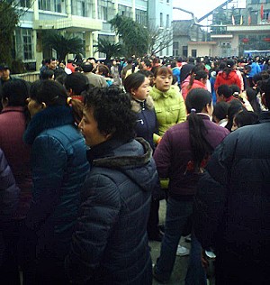 Employees from the First Textile Co. Ltd. of Sichuan Cotton and Ramie Group began a large-scale strike on February 18, 2008. (http://bbs.scol.com.cn)