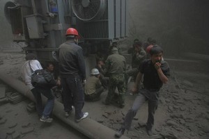 Survivors and rescue workers avoid a landslide caused by a aftershock on May 17, 2008 near Lixian County of Aba City of Sichuan Province, China. (Feng Li/Getty Images) Survivors and rescue workers avoid a landslide caused by a aftershock on May 17, 2008 near Lixian County of Aba City of Sichuan Province, China. (Feng Li/Getty Images)