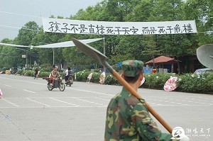 Family members of the dead students hold a banner which reads "Children did not die from a natural disaster but from poor quality construction." (Internet photo)