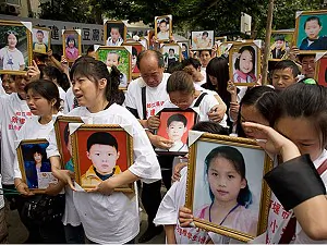 Chinese Regime Starts Violent Clampdown on Protesting Parents