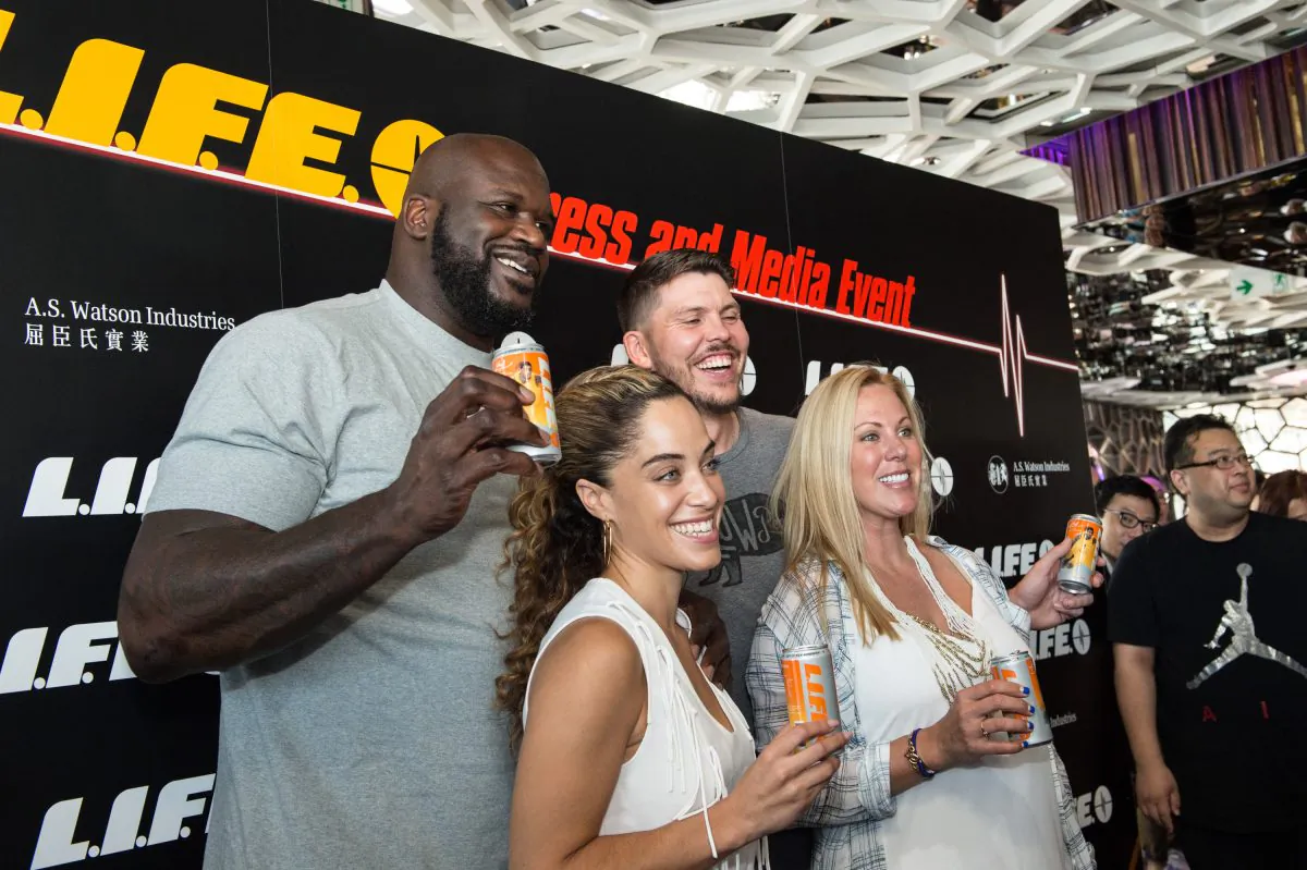 Mike Miller and wife Jenni stand together with Shaq O’Neal and his girlfriend Laticia at the Hong Kong launch ceremony of Miller’s new L.I.F.E. drink, at Ozone, The Ritz Carlton, Hong Kong on August 18, 2015. (Bill Cox/Epoch Times)