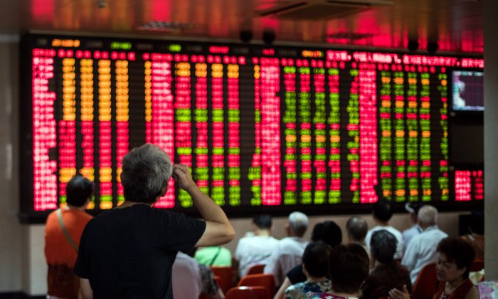 Investors monitoring stock movements at a brokerage house in Shanghai, Aug 18, 2015. (Johannes Eisele/AFP/Getty Images)