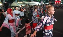 Kimono-Clad Foreigners Get a Taste of Old Tokyo