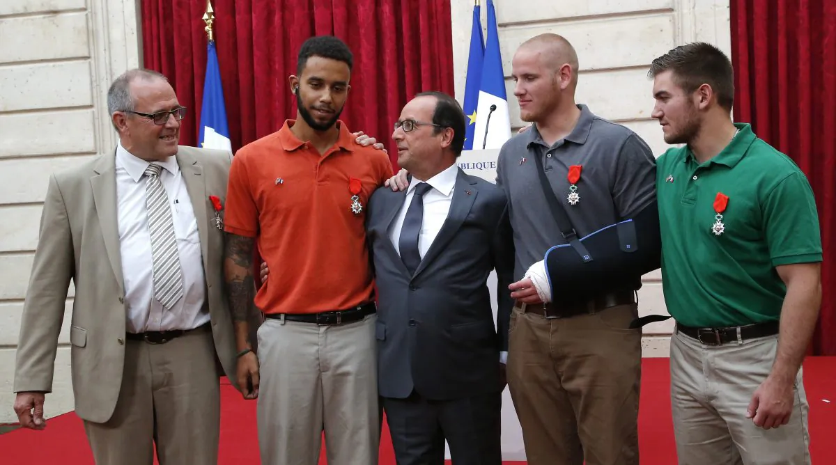 From the left, British businessman Chris Norman, Anthony Sadler, a senior at Sacramento State University in California, French President Francois Hollande, U.S. Airman Spencer Stone, and Alek Skarlatos a U.S. National Guardsman from Roseburg, Ore., pose at the Elysee Palace, Monday, Aug. 24, 2015 in Paris, France. (AP Photo/Michel Euler, Pool)
