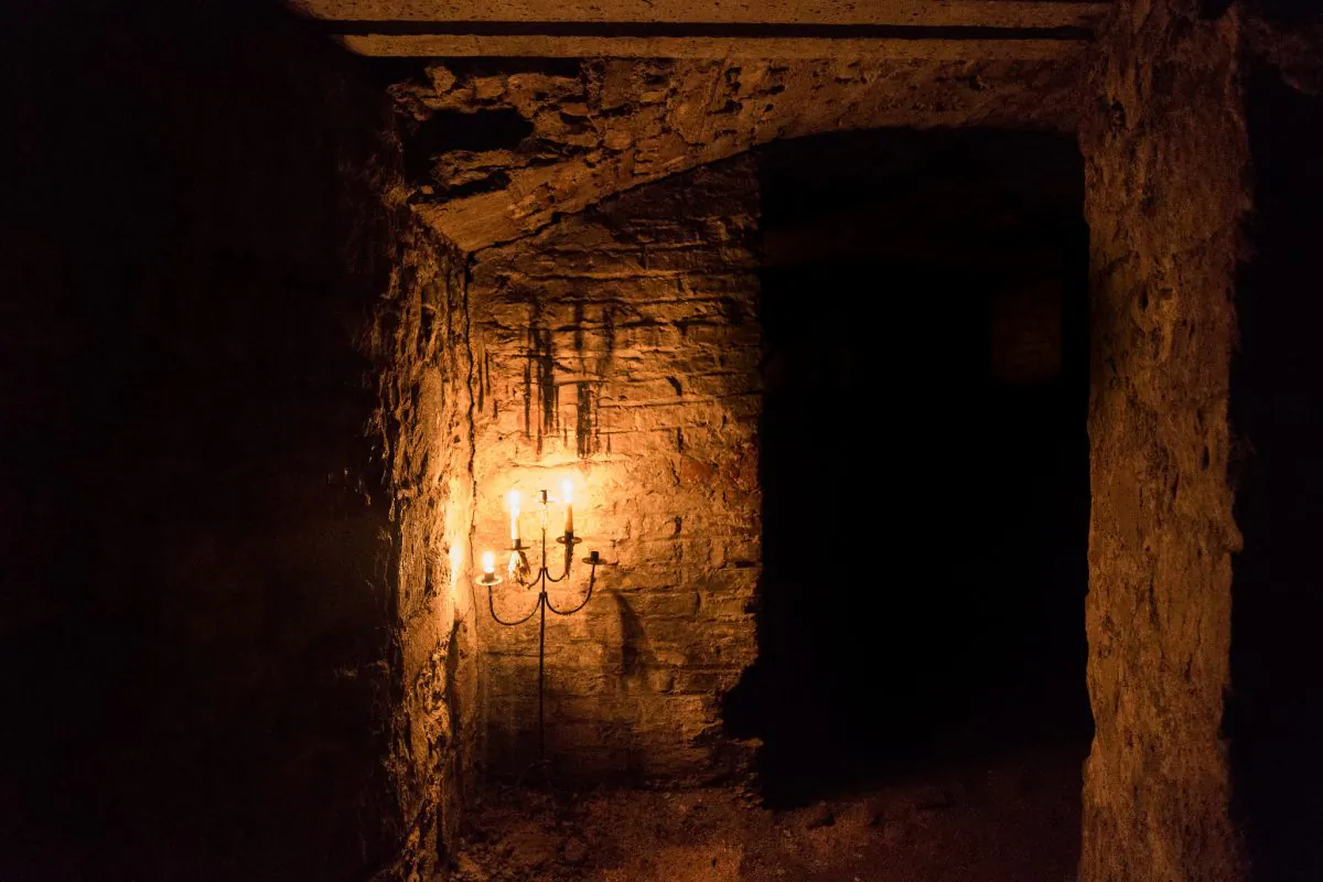 Underground vaults in Edinburgh, Scotland. (FW42/Flickr/CC BY)