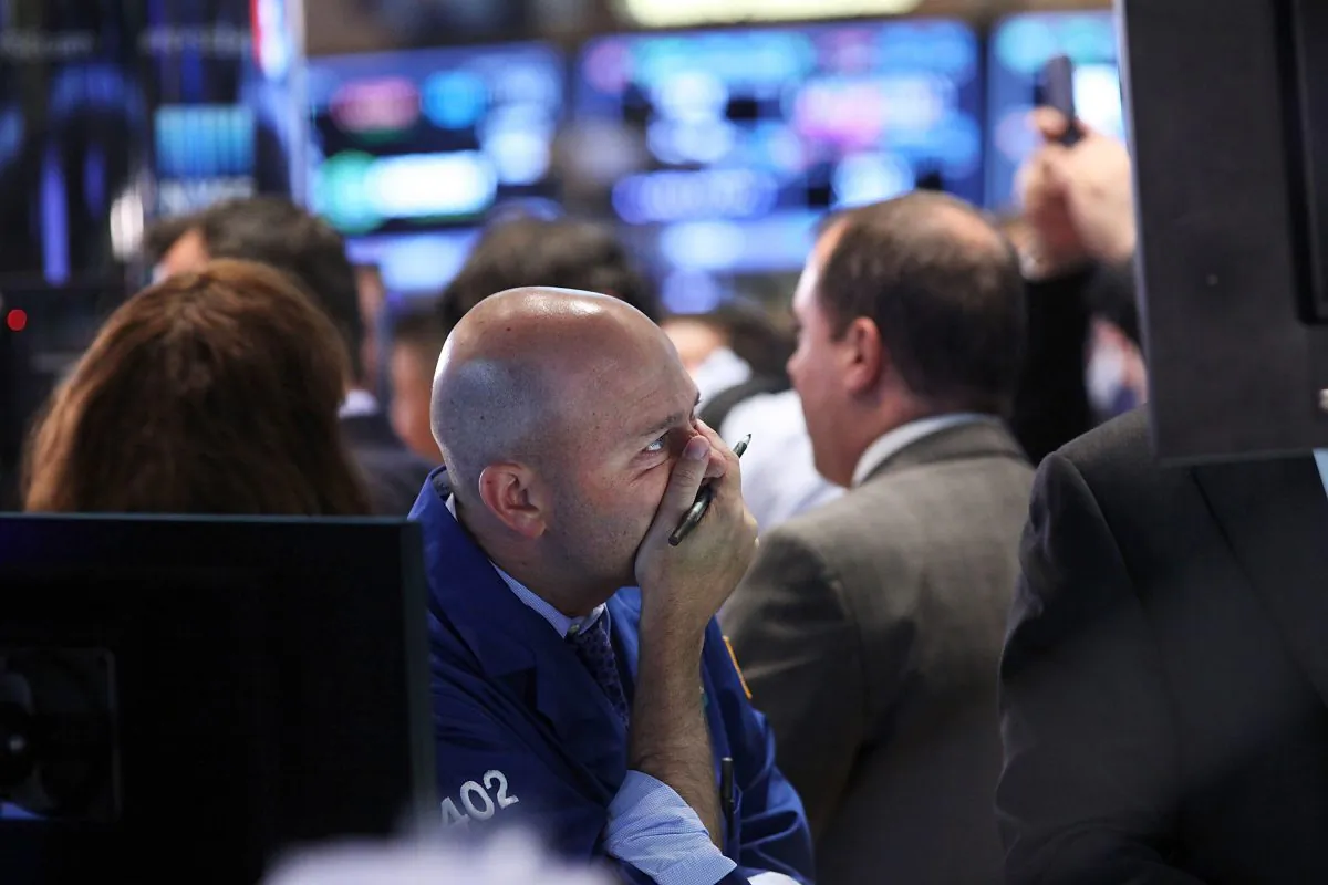 NEW YORK, NY - SEPTEMBER 01:  Traders work on the floor of the New York Stock Exchange on September 1, 2015 in New York City. Despite positive gains yesterday, the Dow Jones industrial average resumed its fall on Tuesday over uncertainty in the Chinese economy and a looming decision over interest rate hikes.  The Dow was down over 450 points at the close.  (Photo by Spencer Platt/Getty Images)