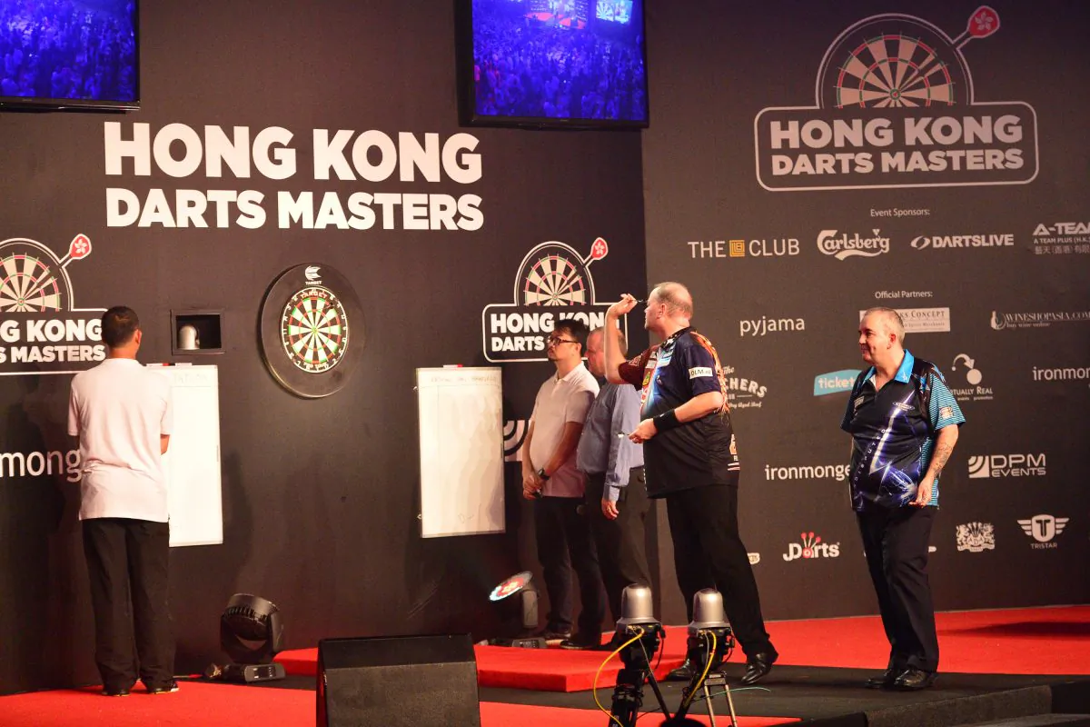 Van Barneveld Beats Taylor in Hong Kong Darts Masters 2015 Final
