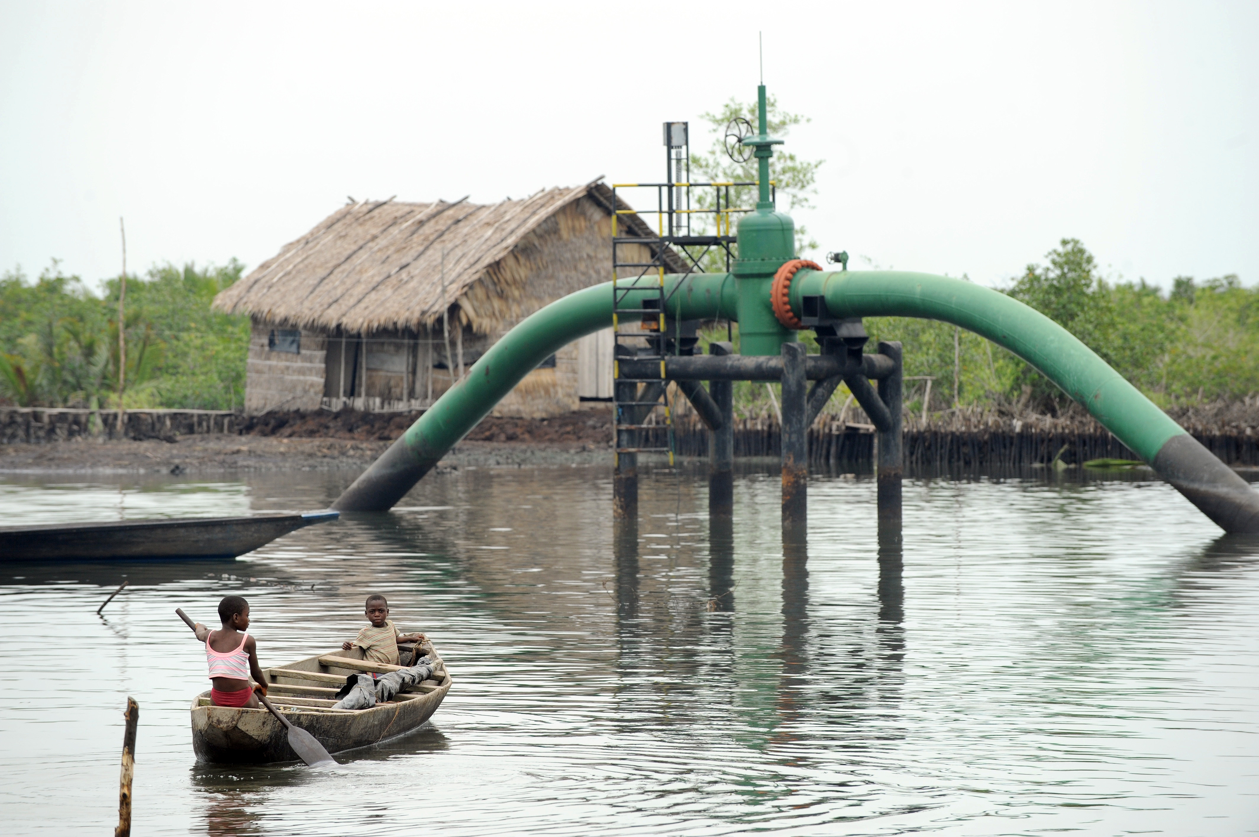 Экономическое развитие нигера. Добыча нефти в дельте реки нигер. Добыча нефти в Нигерии. Нефтедобыча в Нигерии. Нефтяные месторождения Нигерии.