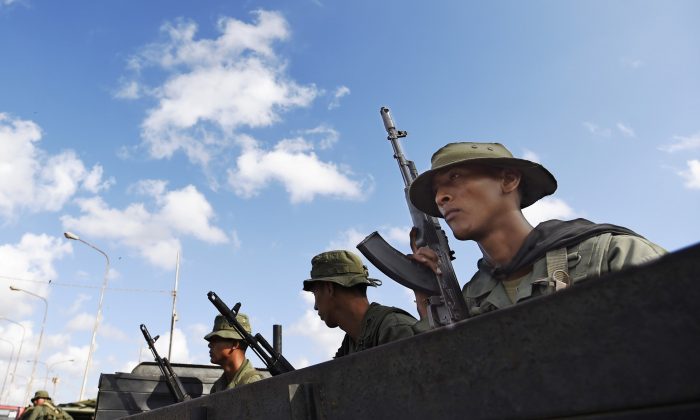 Venezuelan soldiers stand guard at a checkpoint in Paraguachon, Zulia state, Venezuela, in the border with Colombia on September 9, 2015. (Juan Barreto/AFP/Getty Images)