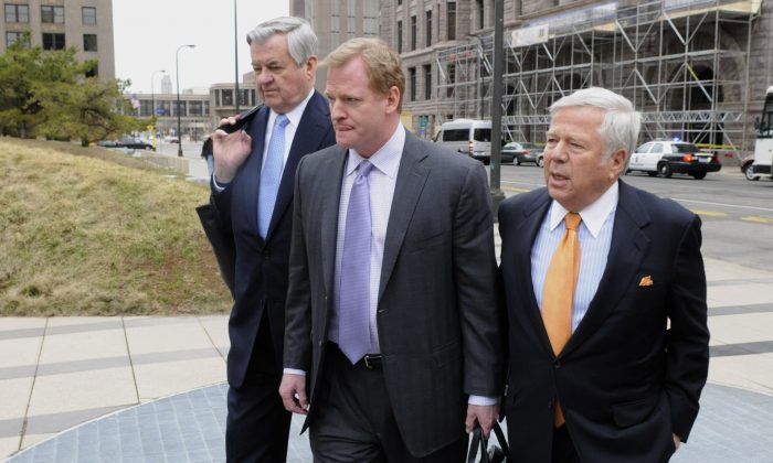 New England Patriots owner Bob Craft (R) has normally been one of NFL Commissioner Roger Goodell's biggest allies. (Hannah Foslien /Getty Images) 