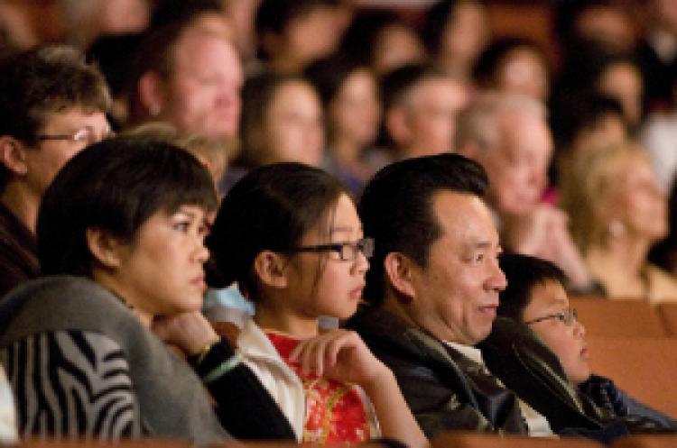 Many Chinese attend the Shen Yun performances. (Xusheng Li/ The Epoch Times) Many Chinese attend the Shen Yun performances. (Xusheng Li/ The Epoch Times)
