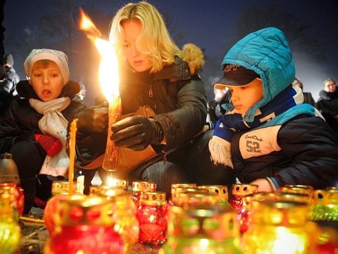 People commemorate victims of 'Holodomor,' the artificial famine created in the 1930s by the communist regime, in Kyiv on Nov. 24, 2012. It is estimated that as many as 7.5 million Ukrainians died during the famine. (Vladimir Borodin/The Epoch Times) 