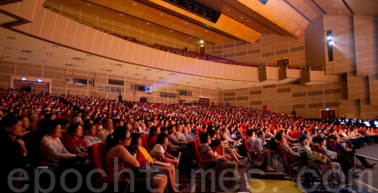 Shen Yun Performing Arts New York Company's show draws a full house at the Kaohsiung County Labor Recreation Center on April 10, 2010. (The Epoch Times) Shen Yun Performing Arts New York Company's show draws a full house at the Kaohsiung County Labor Recreation Center on April 10, 2010. (The Epoch Times)