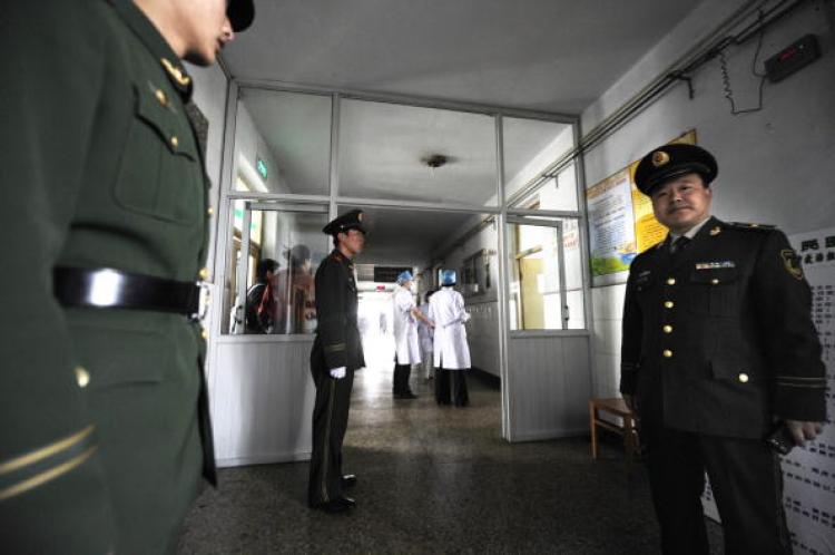 On April 7, policemen were guarding Hejin People's Hospital and forbid reporters and family members from entering. According to reports, 106 miners were rescued in the second batch of rescues, and most were brought to the Hejin People's Hospital. (Getty Images) On April 7, policemen were guarding Hejin People's Hospital and forbid reporters and family members from entering. According to reports, 106 miners were rescued in the second batch of rescues, and most were brought to the Hejin People's Hospital. (Getty Images)