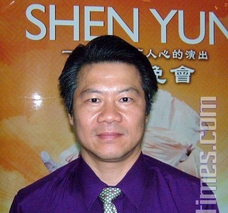 Dr. Tzeng Dong-Sheng, Chief of the Department of Psychiatry, Kaohsiung Armed Forces General Hospital, said thoughtfully that Shen Yun's vocal music touched his heart. (Li Yaoyu/The Epoch Times) Dr. Tzeng Dong-Sheng, Chief of the Department of Psychiatry, Kaohsiung Armed Forces General Hospital, said thoughtfully that Shen Yun's vocal music touched his heart. (Li Yaoyu/The Epoch Times)