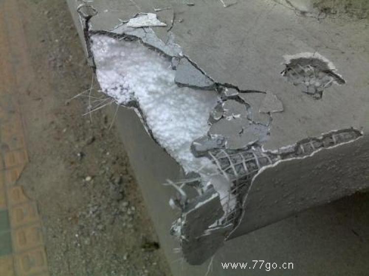The construction firm calls this 'cement plus plastic foam' and claims it is a new construction material called 'fiber network.' (77go.cn) The construction firm calls this 'cement plus plastic foam' and claims it is a new construction material called 'fiber network.' (77go.cn)
