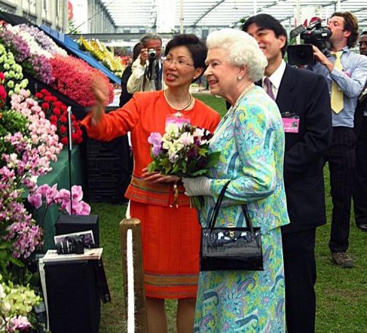 Katharine S.Y. Chang, Taiwanese representative to the UK, shows Queen Elizabeth II Taiwan's orchids. (Central News Agency) Katharine S.Y. Chang, Taiwanese representative to the UK, shows Queen Elizabeth II Taiwan's orchids. (Central News Agency)
