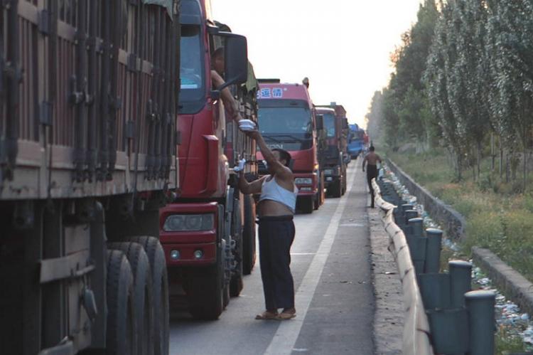 The traffic jam in China has now entered it's ninth day, as enterprising merchants sell lunch at inflated prices to drivers stuck on National Expressway 110. (Photo provided by a source in China) The traffic jam in China has now entered it's ninth day, as enterprising merchants sell lunch at inflated prices to drivers stuck on National Expressway 110. (Photo provided by a source in China)