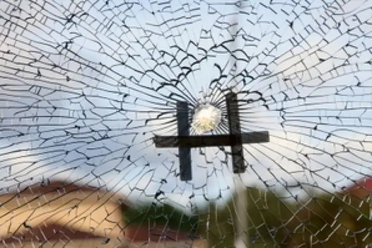A shot pierced a hole in the front window of The Epoch Times office at 3 p.m. on Oct. 28, 2010. (Shan Ju Lin/The Epoch Times)
