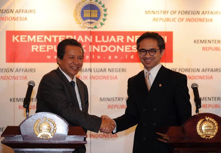 Indonesian Foreign Minister Marty Natalegawa (R) shakes hands with Malaysian Foreign Minister Sri Anifah Aman (L) after a press conference in Jakarta on June 17. On September 6, the Indonesian and Malaysian Foreign Ministers will meet to address the strained relations between the two countries. (Adek Berry/Getty Images )