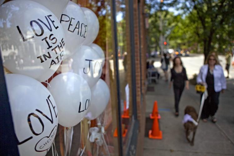 The city prepares for Chelsea Clinton's wedding at 6 p.m. on Saturday. A local storefront window is decorated in celebration of the wedding. (David Goldman/Getty Images)