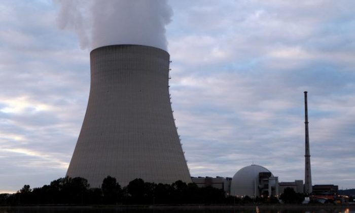 在档案照片中，德国兰茨胡特附近的黄昏时分描绘了伊萨尔 1 号和 2 号核电站的冷却塔。  （米格尔·维拉格兰/盖蒂图片社）