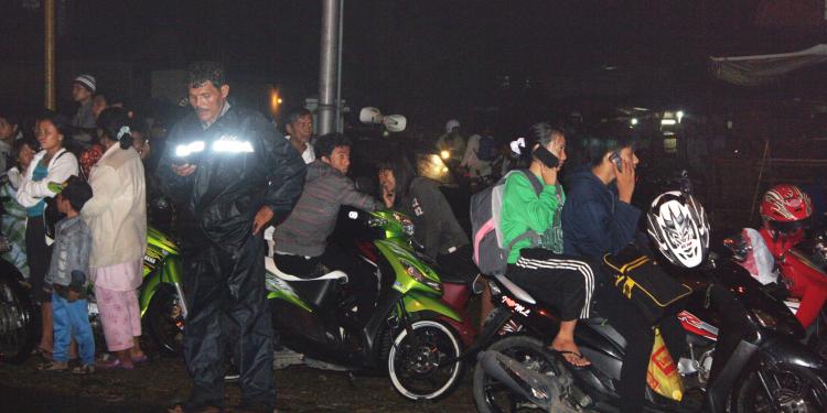People try to reach their relatives by cellular phone as they flee to higher ground in Padang, West Sumatra, on Oct. 25 after a major 7.5-magnitude earthquake triggered a tsunami warning. (Rus Akbar/AFP/Getty Images) People try to reach their relatives by cellular phone as they flee to higher ground in Padang, West Sumatra, on Oct. 25 after a major 7.5-magnitude earthquake triggered a tsunami warning. (Rus Akbar/AFP/Getty Images)
