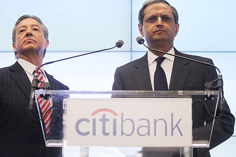 POSITIVE RETURNS: Citibank CEO Vikram Pandit (R) speaks at the official opening of Citibank's new flagship branch at Union Square on Dec. 16, 2010, in New York City. (Mario Tama/Getty Images)