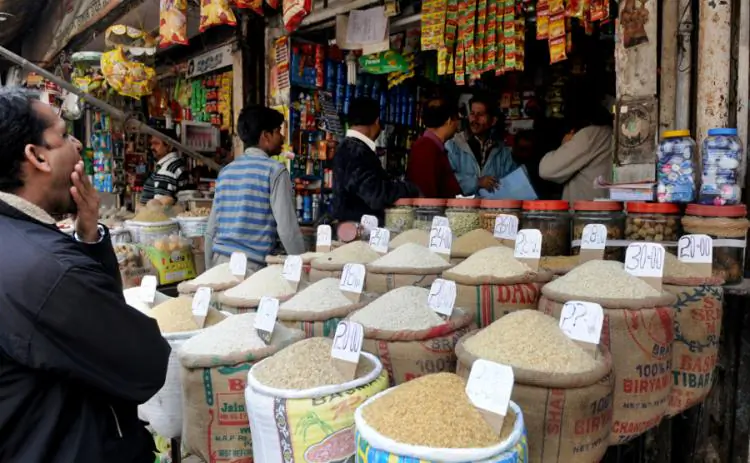Indian customers purchase grains from a shop at a market in New Delhi, India, on Feb. 16, 2015. Rising food prices will put more than 40 million people in poverty if left unchecked, World Bank says. (Raveendran/AFP/Getty Images)