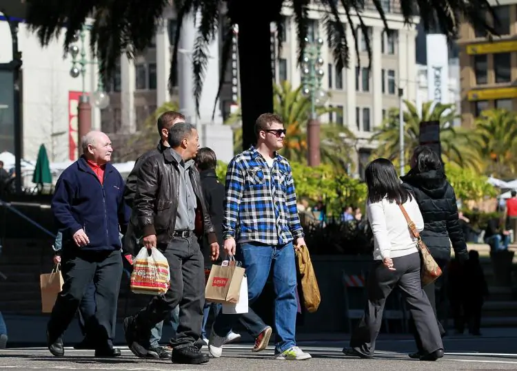 Pedestrians carry shopping bags through Union Square on in San Francisco, Calif., on Feb. 22, 2011. (Justin Sullivan/Getty Images)