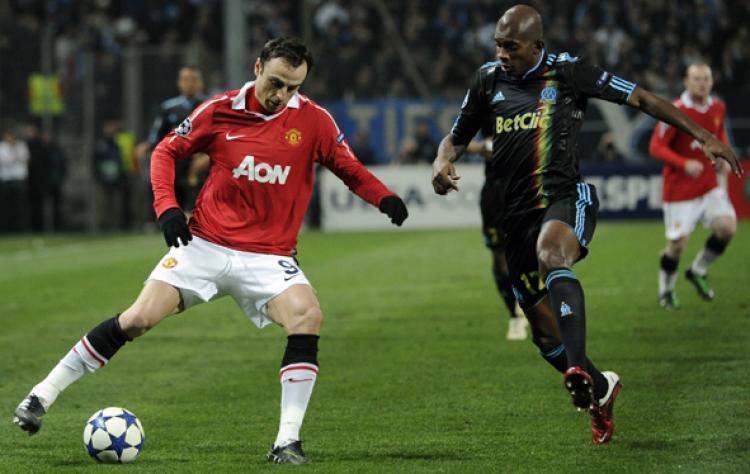 Olympique Marseille's midfielder from Burkina Faso Charles Kabore (R) vies with Manchester United's Bulgarian striker Dimitar Berbatov during their UEFA Champions League football match on February 23, at the Velodrome Stadium in Marseille, southern France (Ann-Christine Poujoulat/Getty Images )