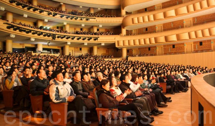 The last Shen Yun Performance in the Gaoyang Aram Nuri was concluded successfully. (Photo by Kim Kuk-huan/ The Epoch Times) The last Shen Yun Performance in the Gaoyang Aram Nuri was concluded successfully. (Photo by Kim Kuk-huan/ The Epoch Times)