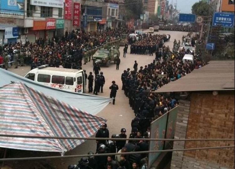 Thousands of protesters are being dispersed by police and armed vehicles in Yunnan on March 29. (Letian.net) Thousands of protesters are being dispersed by police and armed vehicles in Yunnan on March 29. (Letian.net)