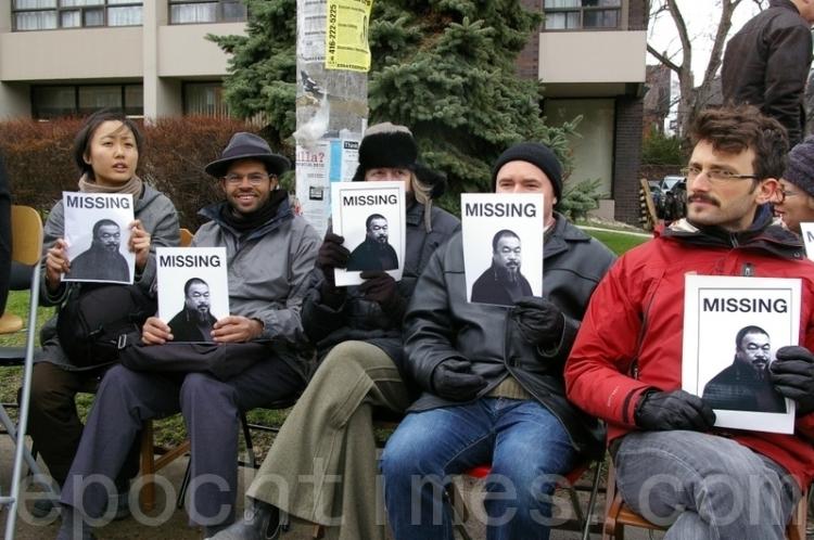 A group of about 100 people from the Toronto art community gathered outside the Chinese consulate on April 17 in Toronto, in support of the Chinese artist Ai Weiwei, who has been detained by Chinese authorities. (Zhou Xing/The Epoch Times) A group of about 100 people from the Toronto art community gathered outside the Chinese consulate on April 17 in Toronto, in support of the Chinese artist Ai Weiwei, who has been detained by Chinese authorities. (Zhou Xing/The Epoch Times)