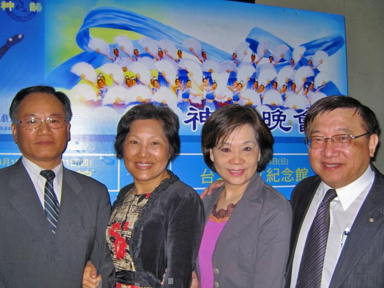 Lawyer Mr. Chen and friends, attend Shen Yun Performing Arts International Company's show in Taipei, Taiwan, on April 21. (Li Yuan/The Epoch Times) Lawyer Mr. Chen and friends, attend Shen Yun Performing Arts International Company's show in Taipei, Taiwan, on April 21. (Li Yuan/The Epoch Times)
