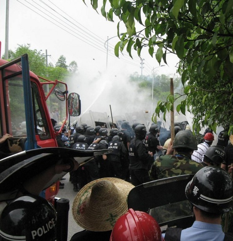 Police violently push back protesting crowds in Nanning, Guangxi Province.  (Posted to a personal blog)
