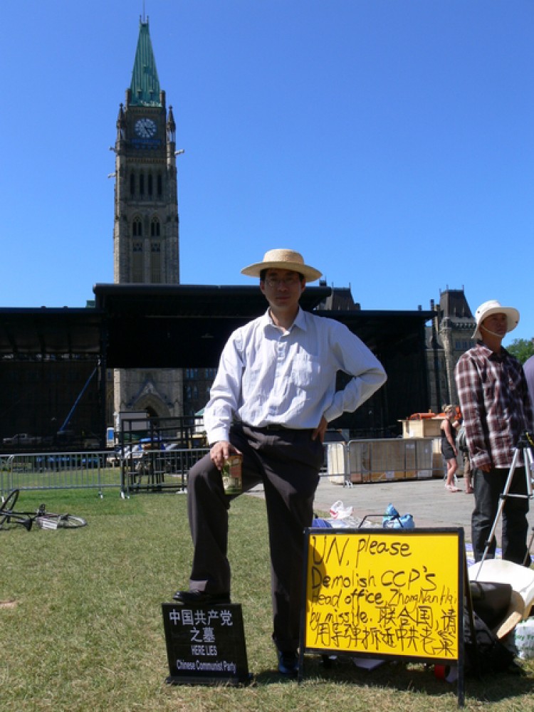 Zhang Xiangyang, a Toronto resident, steps on a symbolic CCP tombstone to protest the forced demolition of his home in China. (Wu Wei/The Epoch Times) Zhang Xiangyang, a Toronto resident, steps on a symbolic CCP tombstone to protest the forced demolition of his home in China. (Wu Wei/The Epoch Times)