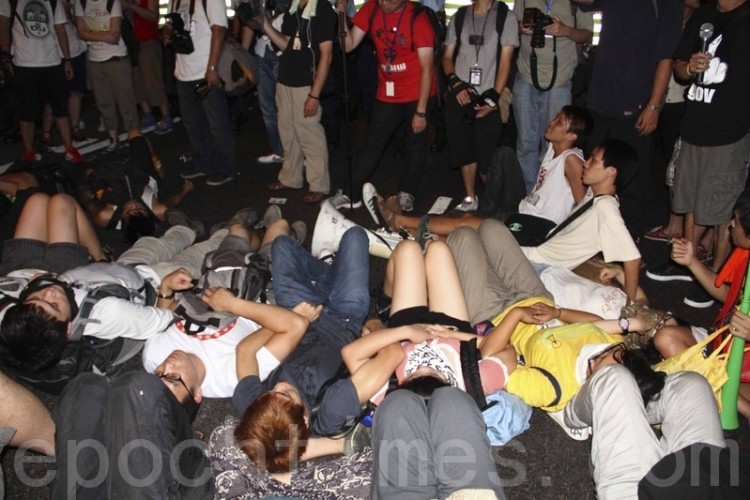 Peaceful demonstrators rest and relax after the July 1, 2011 protest march in Hong Kong. (Cai Wenwen/The Epoch Times) Peaceful demonstrators rest and relax after the July 1, 2011 protest march in Hong Kong. (Cai Wenwen/The Epoch Times)