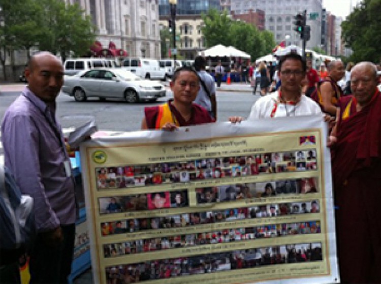 Overseas Tibetans seeking support for their beleaguered country. (Voice of Tibet/RFA photo) Overseas Tibetans seeking support for their beleaguered country. (Voice of Tibet/RFA photo)