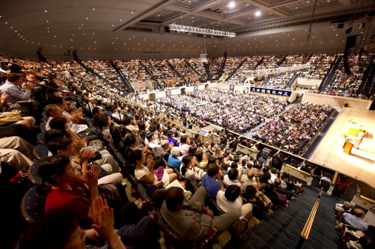 The Falun Dafa Experience Sharing Conference in Washington, D.C., at DAR Constitution Hall. (Dai Bing/The Epoch Times)