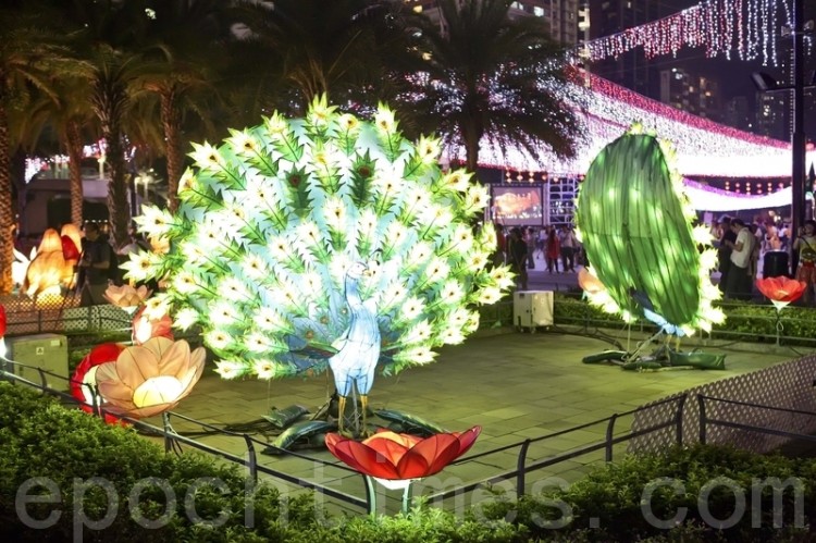 Peacock lanterns at Victoria Park in Hong Kong for the Mid-Autumn lantern carnival. (Yu Gang/The Epoch Times) Peacock lanterns at Victoria Park in Hong Kong for the Mid-Autumn lantern carnival. (Yu Gang/The Epoch Times)