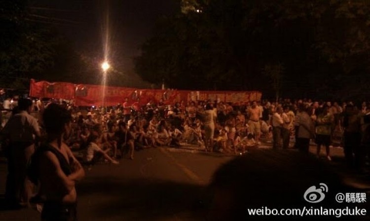 Thousands of residents from the southern Chinese city of Nanning protested over the weekend after police ignored the case of a local activist being beaten. (Weibo.com) Thousands of residents from the southern Chinese city of Nanning protested over the weekend after police ignored the case of a local activist being beaten. (Weibo.com)